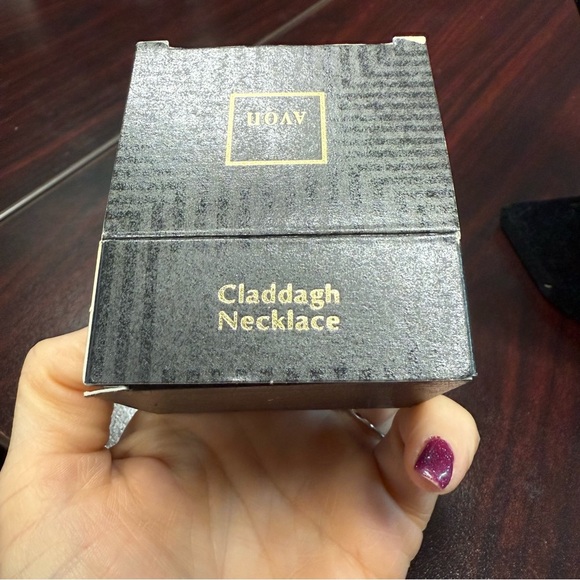 Avon Claddaugh  Goldtone Necklace NIB vintage 1992 - Picture 5 of 7